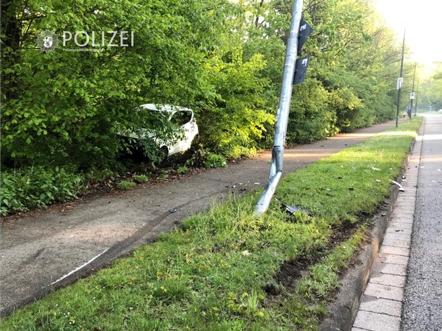 POL-PPWP: Unfallauto geparkt - zu Fuß abgehauen