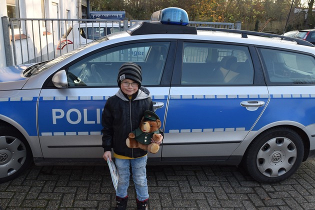 POL-WHV: Zeugenaufruf erfolgreich! Leon meldete sich bei der Wache im Wangerland und erhielt einen Schutzmann zum Knuddeln (Foto)