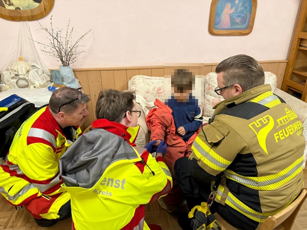 FW-EN: Feuerwehrmann rettete eigenen Jungen aus hilfloser Lage: Feuerwehr rettet 5- j&auml;hrigen aus Plastikteil - 19- j&auml;hrige Reiterin ebenfalls von Feuerwehr und Rettungsdienst gerettet