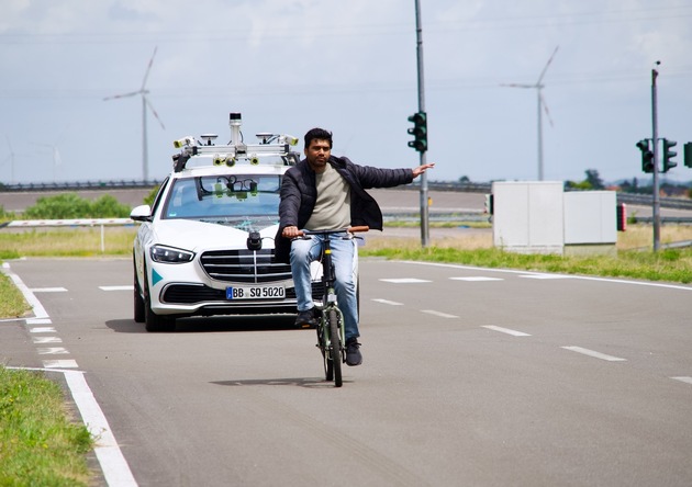 KI steuert das Auto durch die Stadt