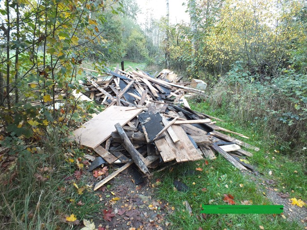 POL-SE: Hasloh - Unzulässige Müllablagerung eines Dachstuhls - Polizei sucht Zeugen
