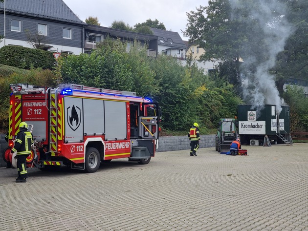 FW Wenden: Brand und mehrere Verletzte bei Grillunfall auf dem Schützenplatz in Hillmicke - Herbstübung der Jugendfeuerwehr