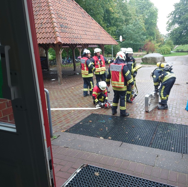 FFW Schiffdorf: Alarm in der Grundschule Sellstedt - Übung unter echten Bedingungen