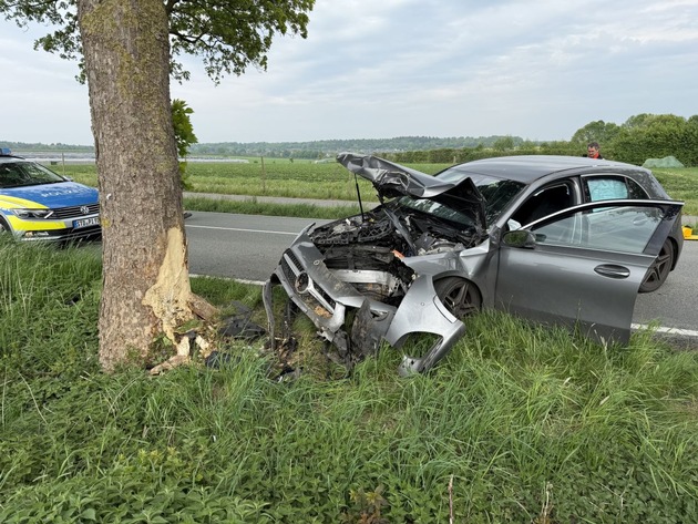 POL-STD: 32-jähriger Autofahrer gegen Baum geprallt und verletzt