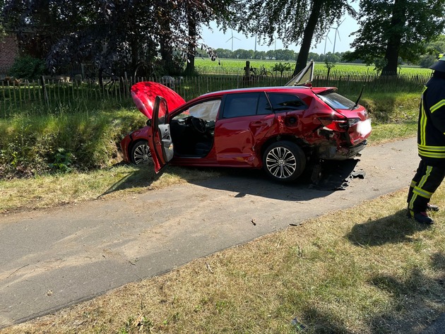FFW Fredenbeck: Schwerer Verkehrsunfall mit 4 verletzten Personen / Eine Person in Fahrzeug eingeklemmt.