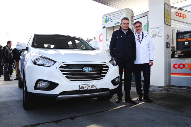 Coop eröffnet die erste öffentliche Wasserstoff-Tankstelle der Schweiz und nimmt zwölf neue Hyundai ix35 Fuel Cell in den Fuhrpark auf