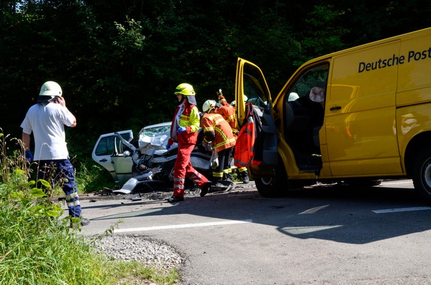 KFV-CW: Frontalkollision zweier Fahrzeuge auf der Neubulacher Steige L348. Beide Fahrerinnen schwer verletzt.