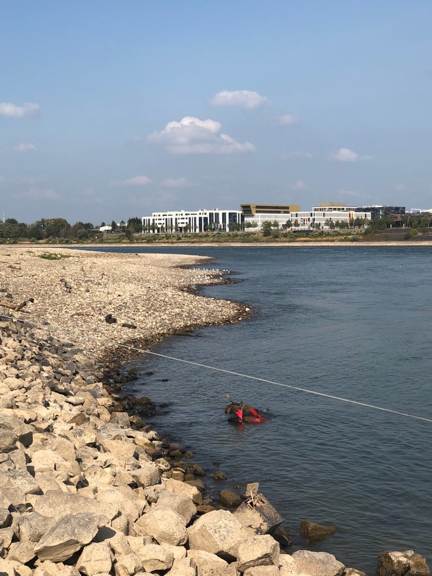 POL-NE: Im Rhein bei Dormagen aufgetaucht - Anglerfund ruft Polizei auf den Plan