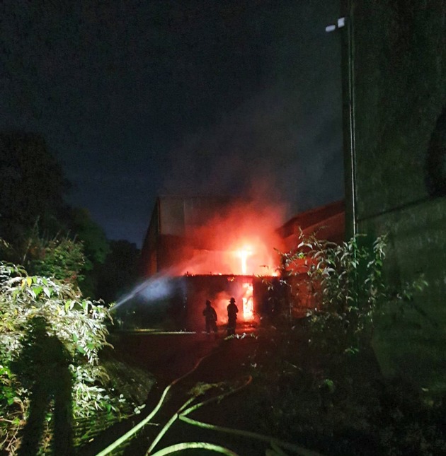 FW-E: Feuer auf dem ehemaligen Kutel-Gelände am Palmbuschweg, Rauchsäule bis in die Innenstadt sichtbar
