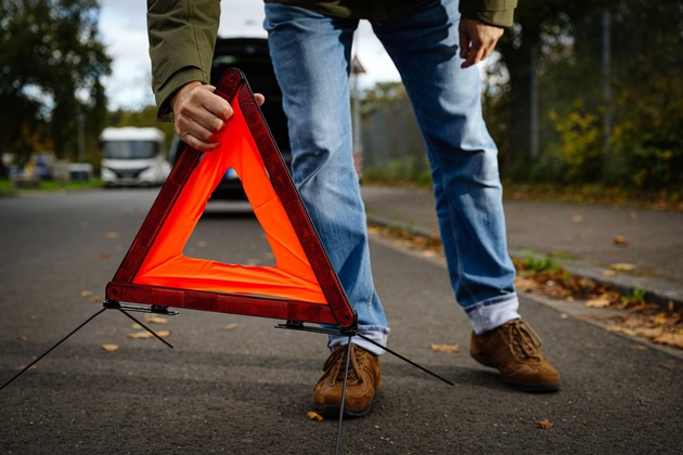 K&uuml;hlen Kopf bewahren / Der ADAC erkl&auml;rt, worauf Autofahrer im Pannenfall achten sollten