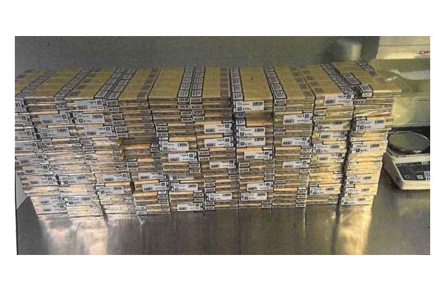 HZA-P: Potsdamer Zoll entdeckt knapp 80.000 Zigaretten am Flughafen BER / Zollfahndungsamt Berlin Brandenburg &uuml;bernimmt die Ermittlungen