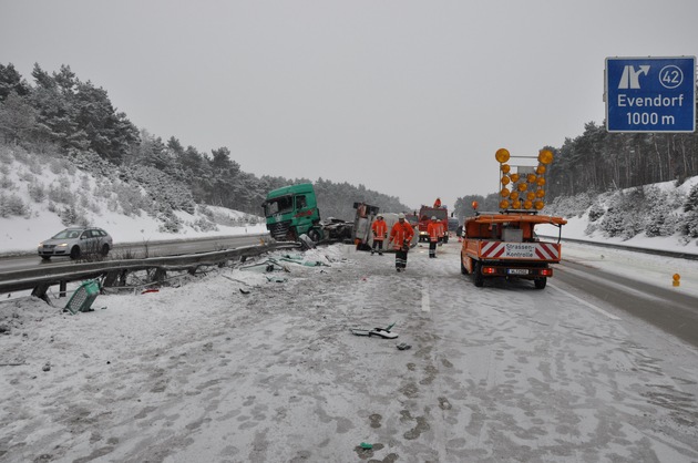 POL-WL: Milchtransporter umgekippt ++ Seevetal/Hittfeld - Kennzeichen geklaut ++ Winsen - Pkw geklaut ++ Und weitere Meldungen