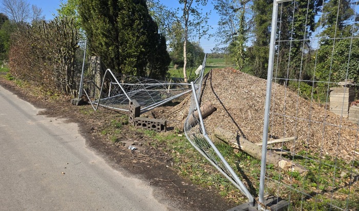 POL-STD: Bauzaun in Agathenburg durch vorbeifahrendes Fahrzeug besch&auml;digt - Polizei sucht Verursacher und Zeugen