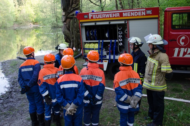 FW Menden: Jugendfeuerwehr Menden weiht neues Fahrzeug ein