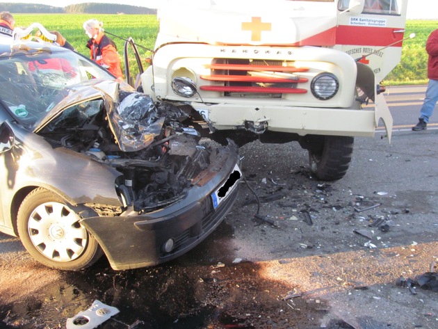 POL-HOL: Landesstraße 580 - Deensen - Heinade: Durch tief stehende Sonne geblendet: Zusammenstoß mit Gegenverkehr - Fahrer eines PKW leicht verletzt / Hoher Sachschaden -