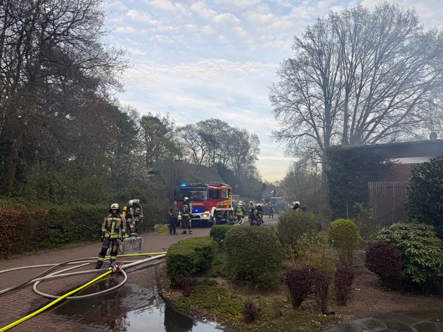 FW Hünxe: Brand eines Carports - Übergreifen der Flammen durch Feuerwehr verhindert