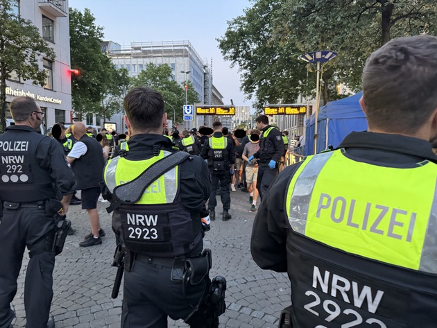 POL-D: Düsseldorf - Altstadt - Schwerpunkteinsatz - Erneut Kontrollen in der Waffenverbotszone - Polizei verstärkt im Einsatz - Mehr als 8.000 Personen kontrolliert - Eine erste Bilanz