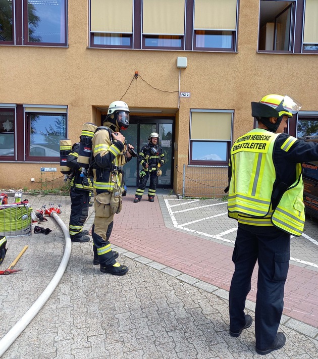 FW-EN: Brand im Krankenhaus endet glimpflich - Feuer in einer Elektroverteilung - Zwei Einsätze gleichzeitig