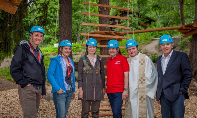 In luftigen Walliser Baumwipfeln durch die ganze Schweiz / Eröffnung des Swiss Seilpark Fiesch mit einer Weltpremiere