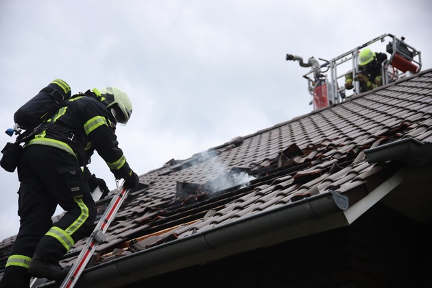 FW-SE: Brennendes Gartenhaus greift auf Wohngebäude über
