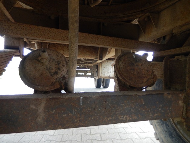 POL-KLE: Kleve - Kontrolle eines landwirtschaftlichen Gespanns / Reifen glatt und Bremsen abgeklemmt