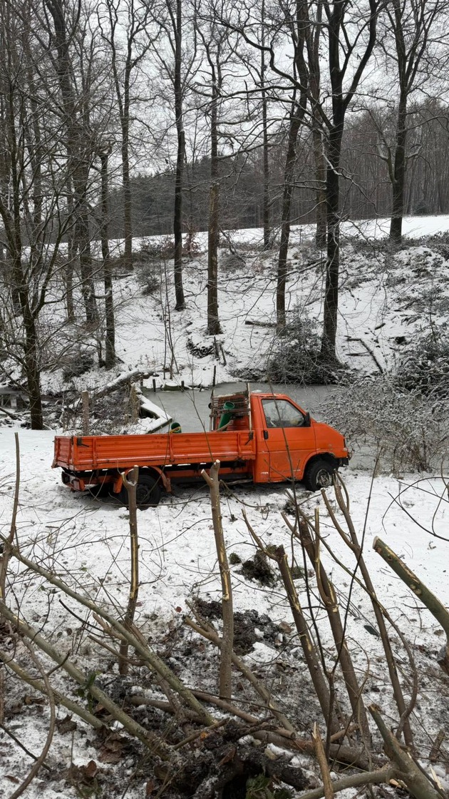 FW-EN: Verkehrsunfall und Tierrettung