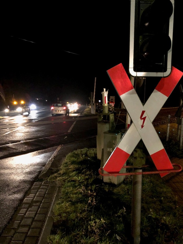 POL-STD: Transporterfahrer missachtet Rotlicht an Dollerner Bahnübergang und stößt mit Schranke zusammen - Fahrer flüchtet zunächst - stellt sich aber später bei der Polizei - Züge haben Verspätung