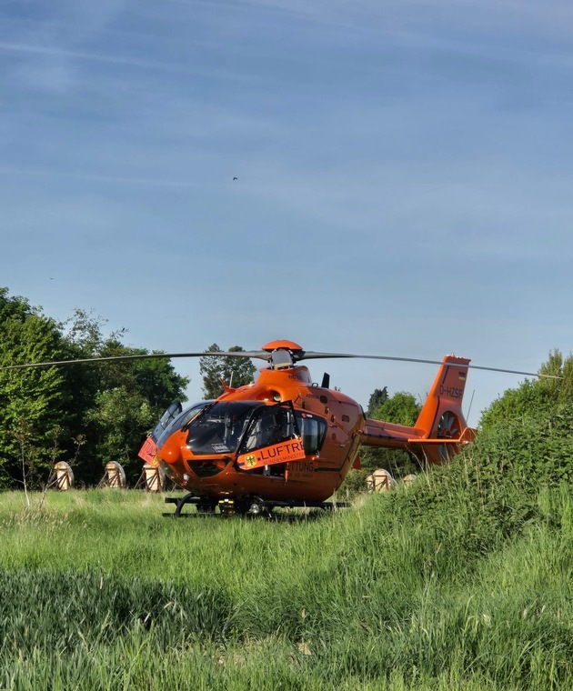 FW Xanten: Auffahrunfall im Kreuzungsbereich - Zwei Personen aus Fahrzeug befreit