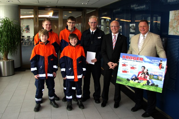 FW-E: SauberZauberer werden belohnt, Jugendfeuerwehr Borbeck erhält einen Gutschein für ihr ehrenamtliches Engagement, Oberbürgermeister Reinhard Paß bedankt sich bei allen Helfern