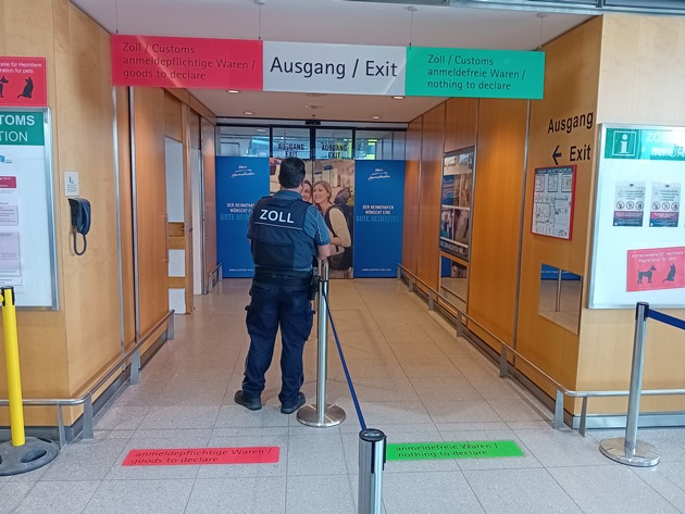 HZA-BI: Bielefelder Zoll zieht Sommerbilanz/Zahlreiche Verstöße bei Kontrollen am Flughafen Paderborn/Lippstadt festgestellt - Drogenkuriere auf der A 44 gestoppt