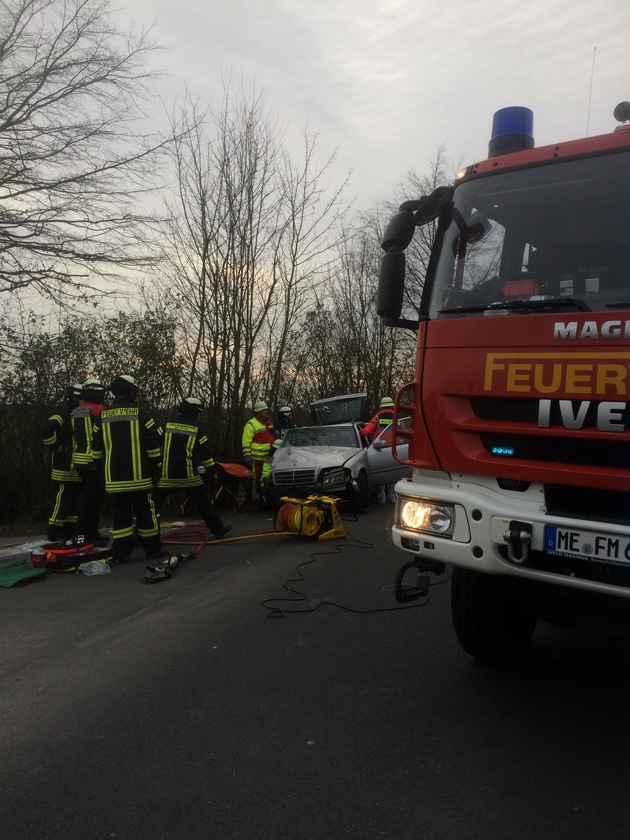 FW Mettmann: Verkehrsunfall mit eingeklemmter Person auf dem Südring/B7 in Mettmann