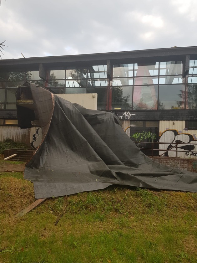 FW-EN: Unwetter zerstört große Teile des Hallenbaddaches