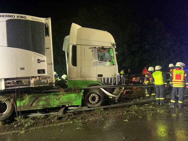 FF Bad Salzuflen: LKW bleibt nach schwerem Unfall auf Leitplanke stehen / Autobahn 2 ist in der Nacht zum Montag für mehrere Stunden voll gesperrt