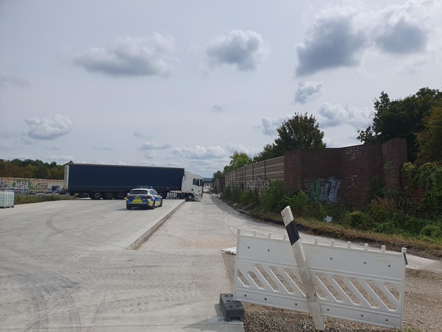 POL-HI: Sattelzug verirrt sich bei der Anschlussstelle Hildesheim-Drispenstedt in eine Autobahnbaustelle und bleibt stecken