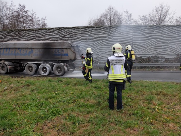 FW-GE: LKW-Brand auf Bundesautobahn 2