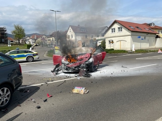 POL-PDLD: Fahrzeugbrand nach Verkehrsunfall