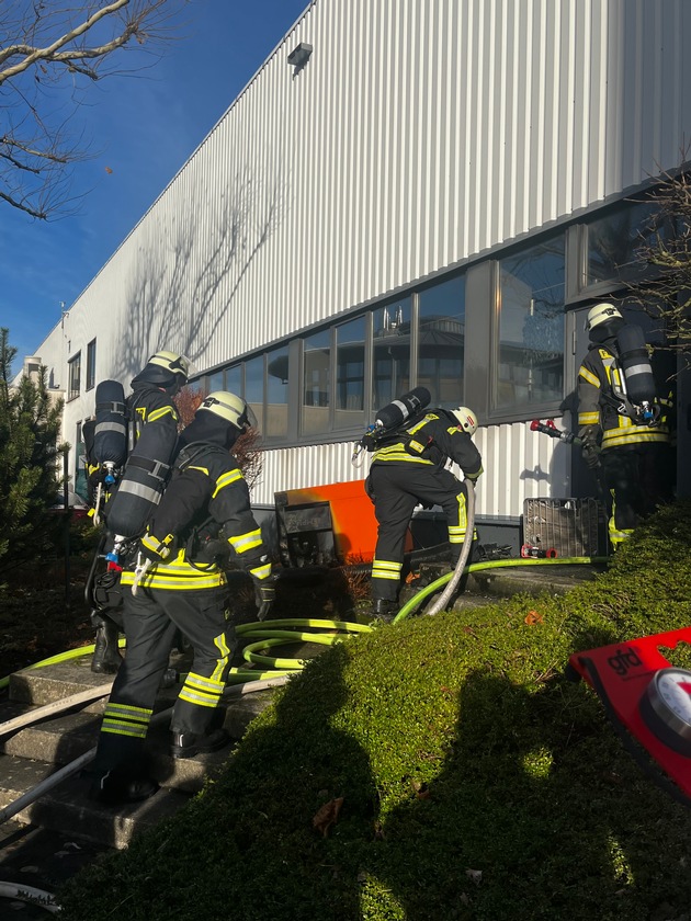 FW Ense: brennende Absauganlage in Industriebetrieb verursacht starke Rauchentwicklung