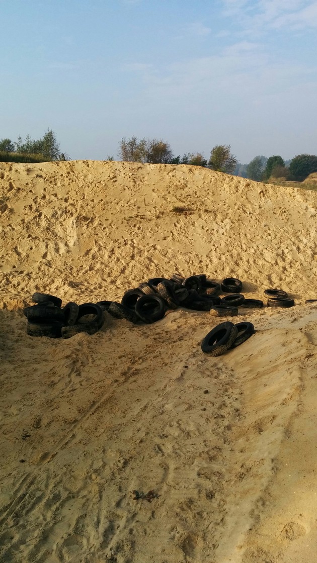 POL-CUX: Abfall illegal in Sandkuhle entsorgt - Polizei ermittelt