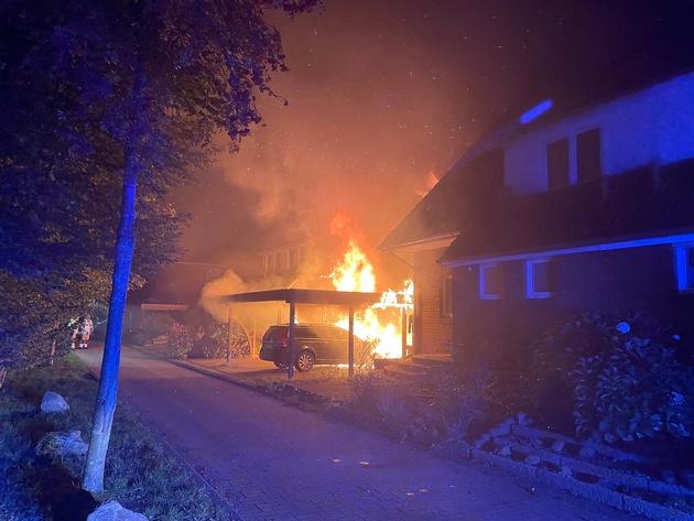 POL-STD: Carport zwischen zwei Reihenhäusern in Stade ausgebrannt - PKW komplett zerstört - Sachschaden ca. 50.000 Euro, Zwei Transporter an der Bundesstraße 73 in Ovelgönne aufgebrochen