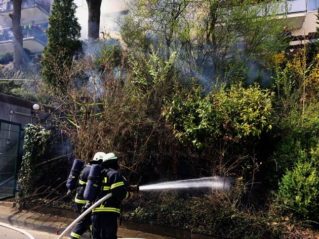 FW-EN: Mittelbrand: Abhang brannte in der Berliner Straße und drohte auf Wohnhäuser überzugreifen - Feuerwehr löschte mit 2 C-Rohren
