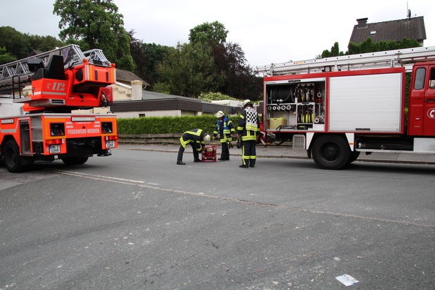 FW Menden: Schwelbrand in Papierfabrik