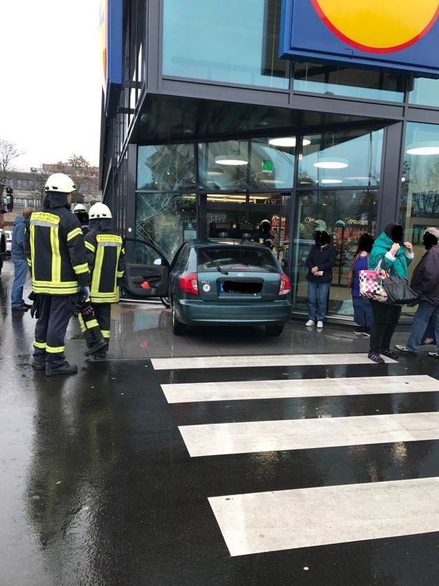 POL-PDNW: Verkehrsunfall blockiert Discountermarkt