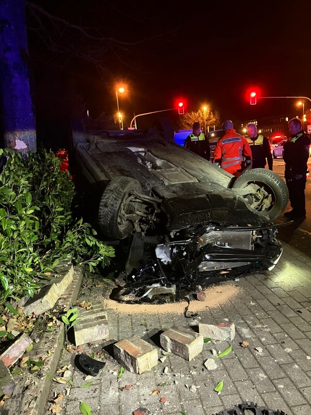 POL-ROW: ++ Pkw landet am Vitus-Platz auf dem Dach: Fahrer schwer verletzt ++