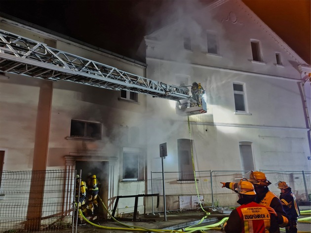 FW-E: Brand in einem leer stehenden Gebäude - keine Verletzten