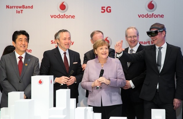 Vodafone GmbH: Virtuelle Stadtführung: Bundeskanzlerin Dr. Angela Merkel blickt mit Vodafone CEO Hannes Ametsreiter in die GigaCity der Zukunft