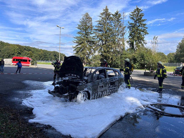 FW-ROW: PKW-Brand an Zevener Veranstaltungsgelände