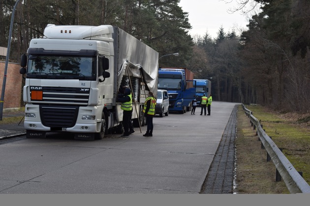 POL-NI: Nienburg-Großkontrolle des Schwerlastverkehrs an der B 6 in Langendamm