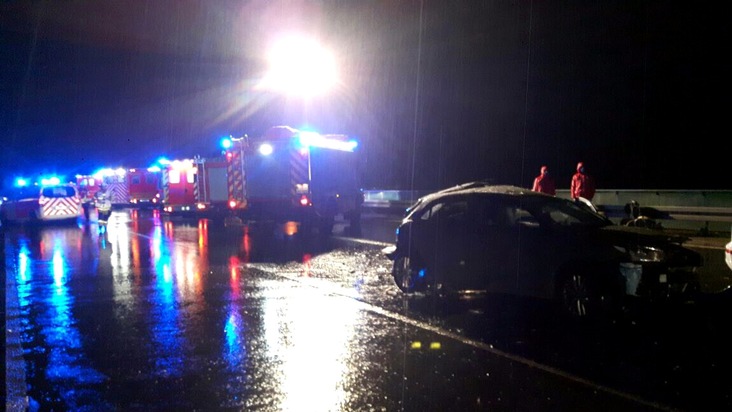 FW-AR: Feuerwehr befreit eingeklemmte Frau nach schwerem Verkehrsunfall auf A 46