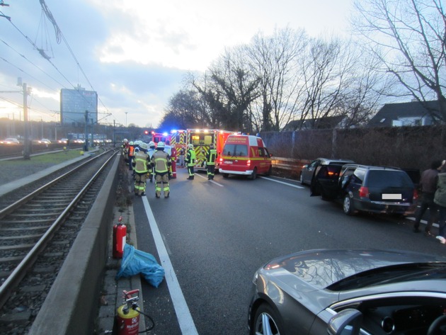 FW-MH: Schwerer Verkehrsunfall mit mehreren Verletzten auf der A40