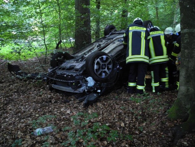 POL-STD: 57-jähriger Buxtehuder zum zweiten Mal in einer Woche ausgeraubt - Polizei sucht Zeugen, 51-jähriger Autofahrer im Rüstjer Forst bei Unfall schwer verletzt